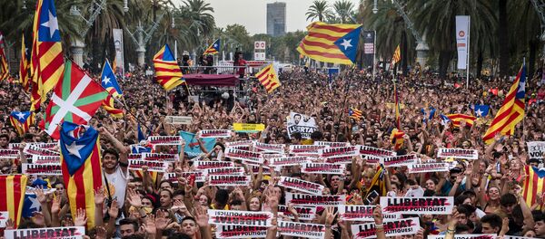 Људи са заставама Каталоније - Sputnik Србија