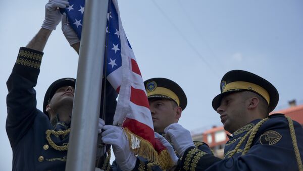 Pripadnici vojske Kosova pored zastave SAD u Prištini - Sputnik Srbija