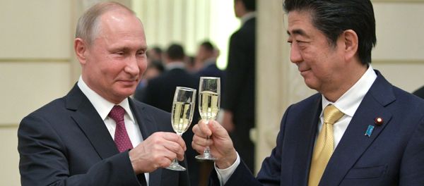 Президент России Владимир Путин и премьер-министр Японии Синдзо Абэ в Большом театре Президент России Владимир Путин и премьер-министр Японии Синдзо Абэ в Большом театре - Sputnik Србија