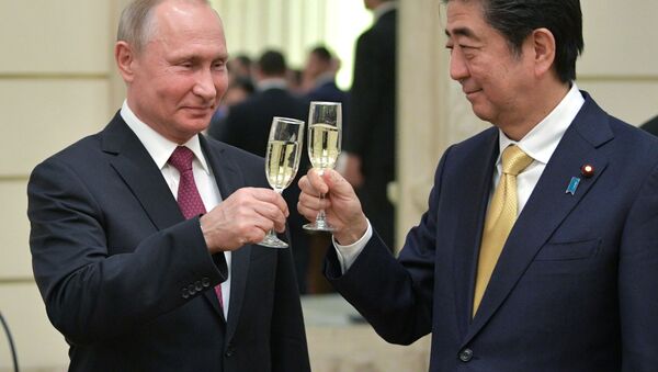 Президент России Владимир Путин и премьер-министр Японии Синдзо Абэ в Большом театре - Sputnik Србија