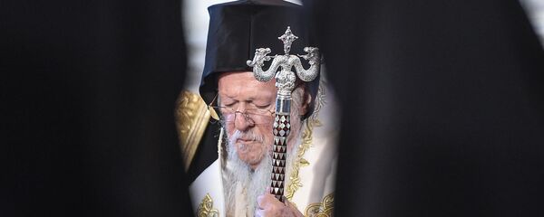 Patrijarh Vartolomej: Pošto Rusija, kao odgovorna za sadašnju bolnu situaciju u Ukrajini, ne može da reši problem, Vaseljenska patrijaršija je preuzela na sebe inicijativu za rešavanje problema u skladu sa nadležnostima koje joj daju kanoni i pravna odgovornost za eparhiju Kijeva, dobivši o tome molbu ukrajinskih vlasti i novu molbu patrijarha kijevskog Filareta da se razmotri njegov slučaj. - Sputnik Srbija