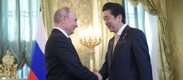 Prezident RF Vladimir Putin i premьer-ministr Яponii Sindzo Abэ vo vremя vstreči v Moskve. Arhivnoe foto Prezident RF Vladimir Putin i premьer-ministr Яponii Sindzo Abэ vo vremя vstreči v Moskve. Arhivnoe foto - Sputnik Srbija