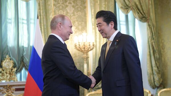 Президент РФ Владимир Путин и премьер-министр Японии Синдзо Абэ во время встречи в Москве. Архивное фото - Sputnik Србија