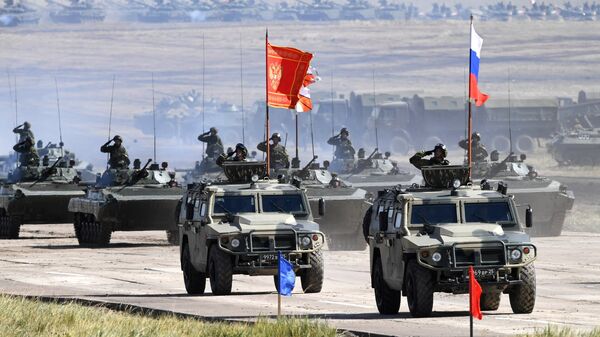 Oklopna vozila Tigr M na paradi vojne tehnike koja učestvuje u vojnim vežbama Istok 2018 - Sputnik Srbija