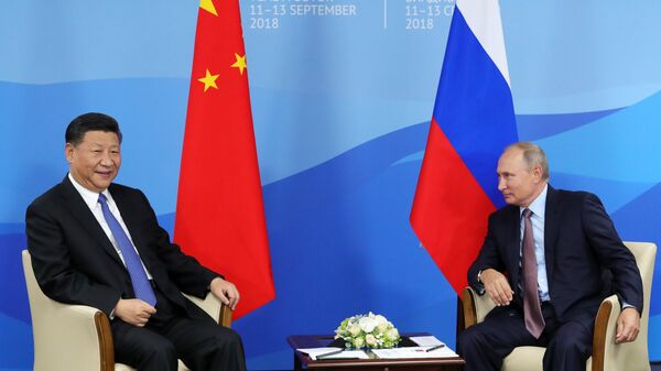 Председници Кине и Русије, Си Ђинпинг и Владимир Путин, на Источном економском форуму у Владивостоку - Sputnik Србија