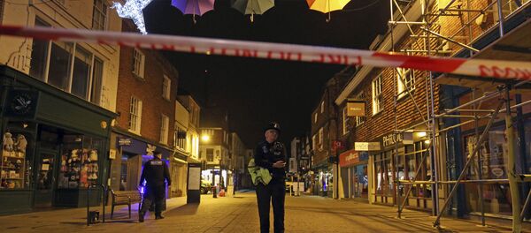 Британски полицајац стоји иза траке у главној улици у Солсберију, који је полиција оградила након што је двема особама позлило у ресторану Британски полицајац стоји иза траке у главној улици у Солсберију, који је полиција оградила након што је двема особама позлило у ресторану - Sputnik Србија