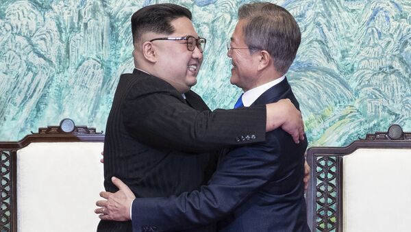 Kim Džong UN i Mun Džae In u Pjongjangu - Sputnik Srbija