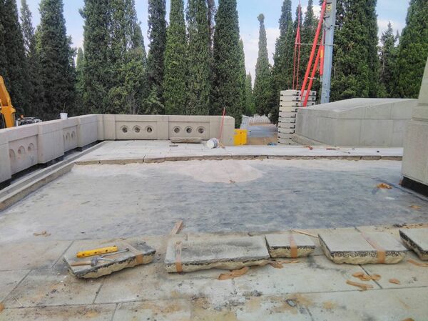 Granitne ploče na kosturnici teške 150 kilograma obrušavale su se, sada će biti zamenjene novim. - Sputnik Srbija