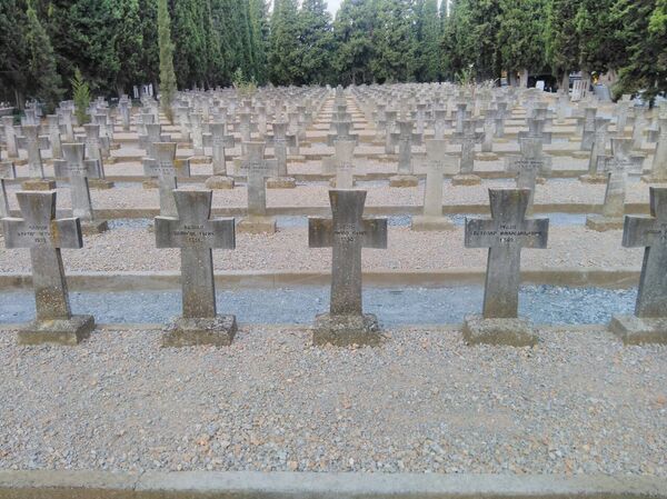 Uređuju se i same humke oko spomenika srpskim ratnicima koji su pali za slobodu otadžbine. - Sputnik Srbija