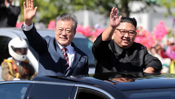 Predsednik Severne i Južne Koreje Kim Džong Un i Mun Džae In u Pjongjangu - Sputnik Srbija