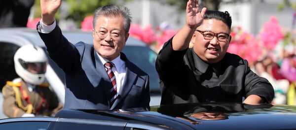 Predsednik Severne i Južne Koreje Kim Džong Un i Mun Džae In u Pjongjangu - Sputnik Srbija