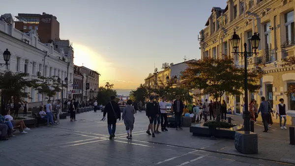 Pešačka zona u centru Vladivostoka koja vodi do zaliva. Pešačka zona u centru Vladivostoka koja vodi do zaliva. - Sputnik Srbija