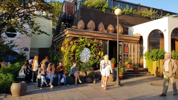 Bašta jednog od restorana na glavnom gradskom šetalištu Vladivostoka Bašta jednog od restorana na glavnom gradskom šetalištu Vladivostoka - Sputnik Srbija