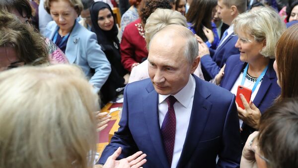 Владимир Путин на Евроазијском форуму жена - Sputnik Србија