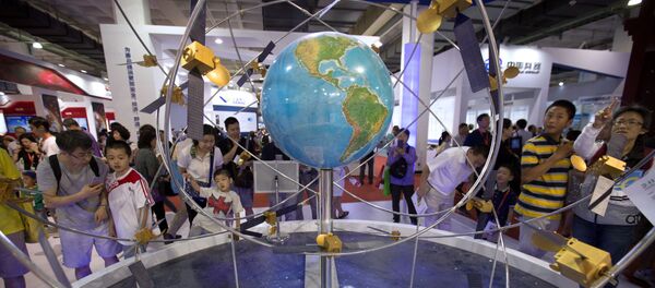 Људи на хај-тек сајму у Пекингу, Кина - Sputnik Србија