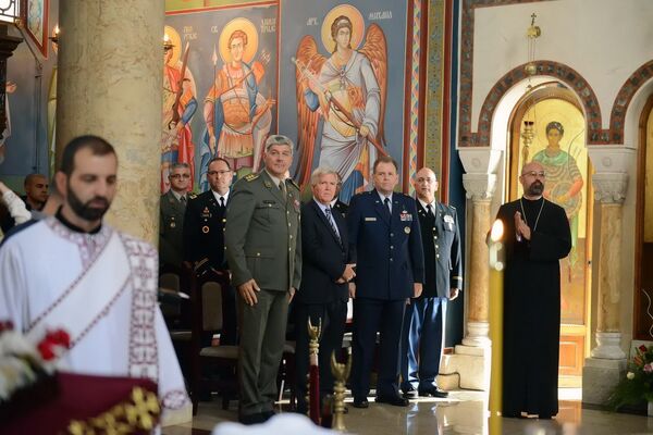 Представници Гарде Охаја на литургији у храму Светог Димитрија у Лазаревцу у присуству амбасадора САД Кајла Скота, који истиче да је Америка у базу Југ уложила више од 7 милиона евра. Представници Гарде Охаја на литургији у храму Светог Димитрија у Лазаревцу у присуству амбасадора САД Кајла Скота, који истиче да је Америка у базу Југ уложила више од 7 милиона евра. - Sputnik Србија