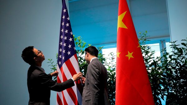 Кинески званичници припремају заставе Кине и САД за билатерални састанак на маргинама самита Г20 у Хамбургу - Sputnik Србија