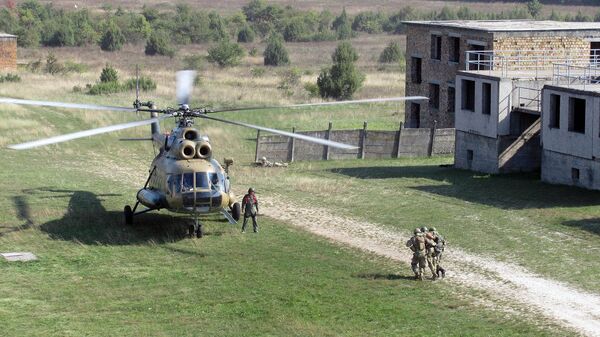 Припадници Гарде Охаја, Војске Србије и Оружаних снага Мађарске увежбавају медицинску евакуацију ваздушним путем 20 септембра 2018. на полигону Ујдорогд у Мађарској. Припадници Гарде Охаја, Војске Србије и Оружаних снага Мађарске увежбавају медицинску евакуацију ваздушним путем 20 септембра 2018. на полигону Ујдорогд у Мађарској. - Sputnik Србија