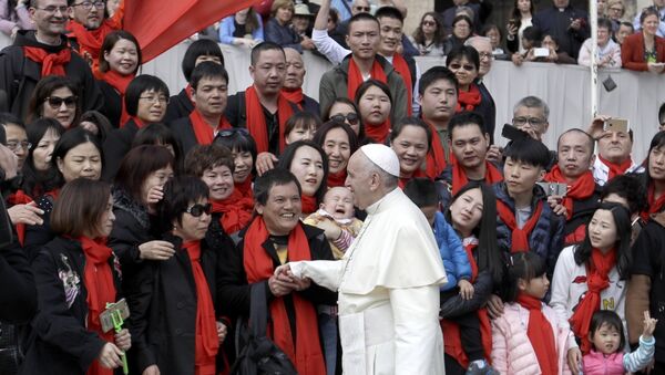 Papa Franja s grupom vernika iz Kine - Sputnik Srbija