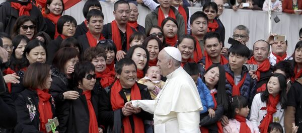 Papa Franja s grupom vernika iz Kine Papa Franja s grupom vernika iz Kine - Sputnik Srbija