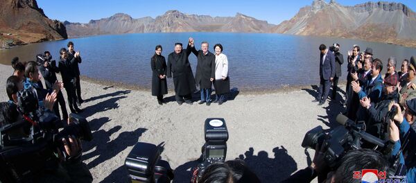 Ким Џонг Ун и Мун Џае Ин - Sputnik Србија