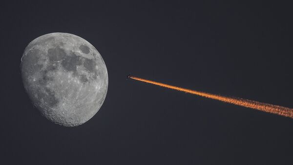 Месец и авион - Sputnik Србија