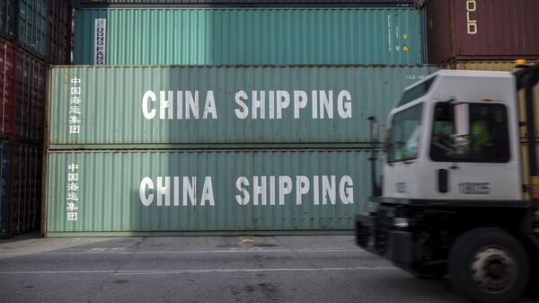 Kamion prolazi pored kontejnera sa kineskom robom u američkoj luci Savana - Sputnik Srbija
