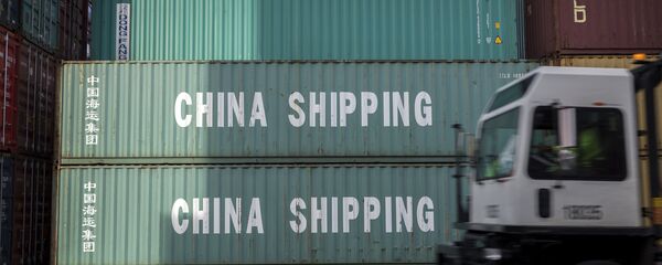 Камион пролази поред контејнера са кинеском робом у америчкој луци Савана - Sputnik Србија