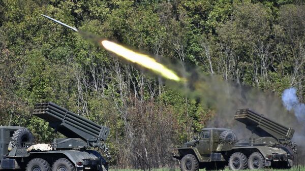 Samohodni lansirni raketni sistemi Grad na taktičkim artiljerijskim vojnim vežbama na poligonu u Krasondarskom kraju - Sputnik Srbija