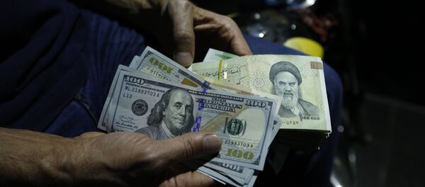 Ирански ријали  и амерички долари - Sputnik Србија
