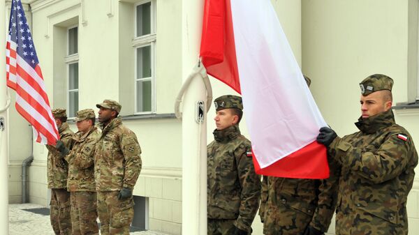 Војници 64. бригаде батаљона за подршку, 3. оружане бригаде, 4. пешадијске дивизије Оружаних снага САД и пољски војници са заставама својих држава у Пољској. - Sputnik Србија