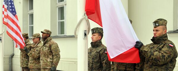 Војници 64. бригаде батаљона за подршку, 3. оружане бригаде, 4. пешадијске дивизије Оружаних снага САД и пољски војници са заставама својих држава у Пољској. - Sputnik Србија