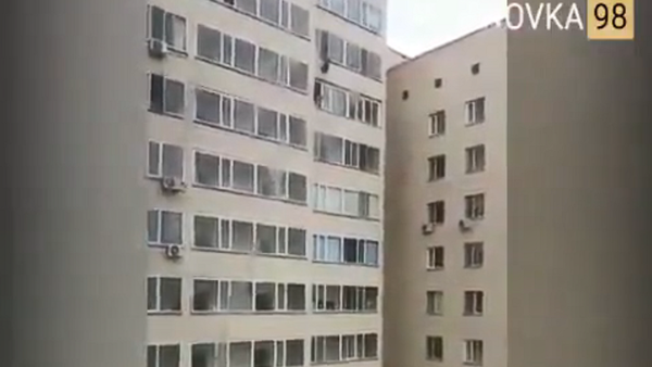 Артјом Јарев (28) из Астане дохвата седмогодишњег дечака који пада са деветог спрата зграде у казахстанској престоници - Sputnik Србија