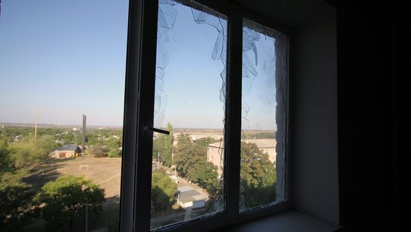Izbijena stakla na stambenoj zgradi nakon granatiranja Donjecka - Sputnik Srbija