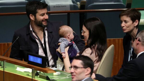 Premijerka Novog Zelanda Džasinda Ardern sa bebom posle govora na Generalnoj skupštini UN 24. septembra 2018. - Sputnik Srbija