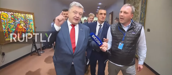 Porošenko ruskim novinarima: „Lažne vesti!“ - Sputnik Srbija