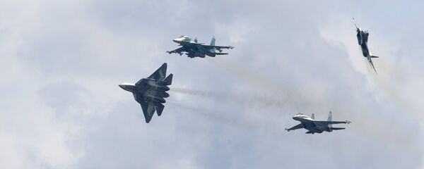 Ловац Т-50, бомбардер Су-34 и Су-27 на демонстрацији летова - Sputnik Србија