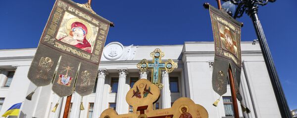 Vernici Ukrajinske pravoslavne crkve Moskovske patrijaršije u Kijevu tokom protesta protiv usvajanja anticrkvenih zakona ispred Vrhovne rade Ukrajine. - Sputnik Srbija