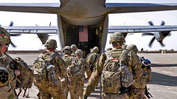 Амерички војници укрцавају се у авион Ц-160 током напуштања оперативне базе Фарах у Авганистану - Sputnik Србија