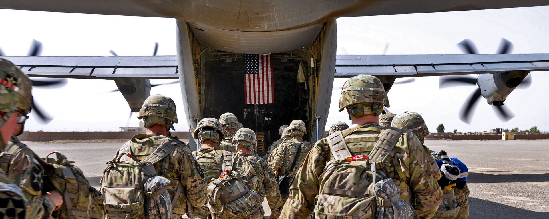 Američki vojnici ukrcavaju se u avion C-160 tokom napuštanja operativne baze Farah u Avganistanu - Sputnik Srbija, 1920, 03.02.2022