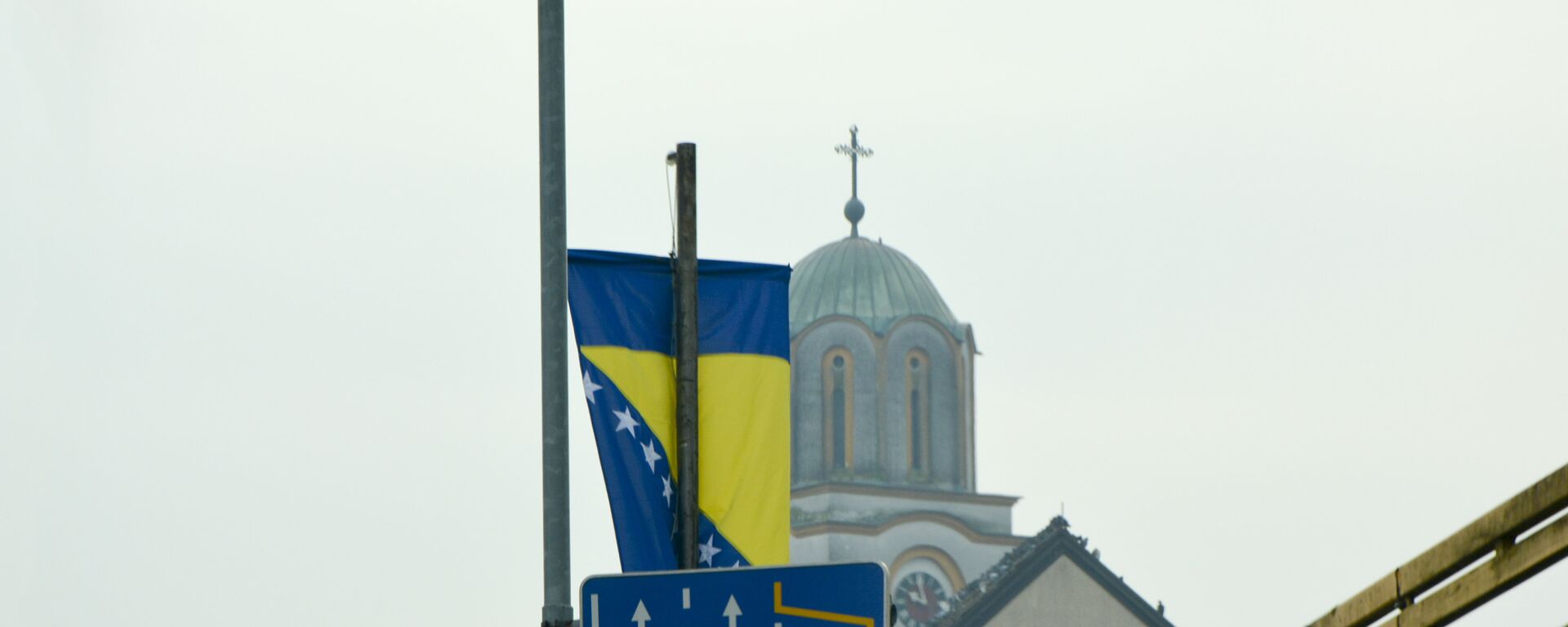 Застава БиХ испред цркве Покрова Пресвете Богородице  - Sputnik Србија, 1920, 02.11.2021