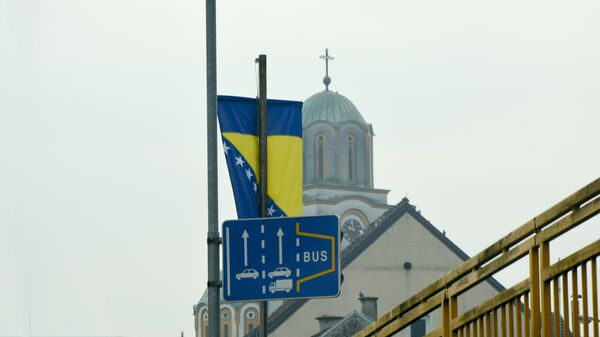 Zastava BiH ispred crkve Pokrova Presvete Bogorodice - Sputnik Srbija