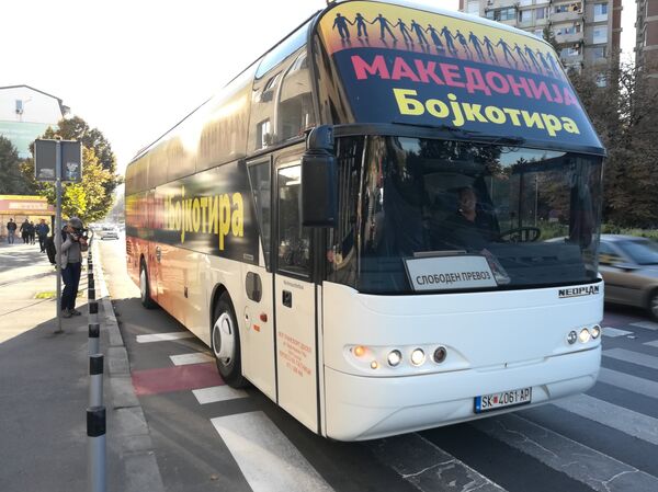 Аутобус противника референдума у Македонији - Sputnik Србија