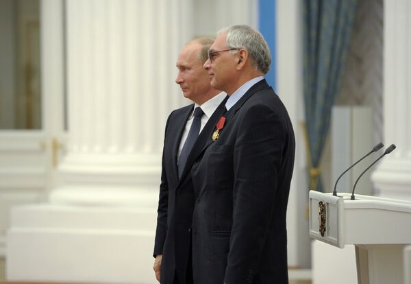 Predsednik Rusije Vladimir Putin uručio režiseru Karenu Šahnazarovu orden za zasluge pred otadžbinom - Sputnik Srbija