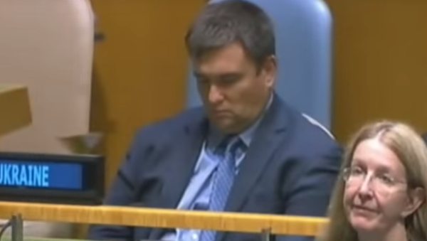 Šef ukrajinske diplomatije Pavel Klimkin spava za vreme govora predsednika Petra Porošenka - Sputnik Srbija