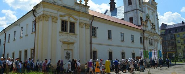 Vernici ispred Svetotrojickog manastira u Ukrajini - Sputnik Srbija