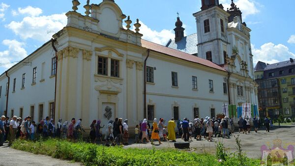 Верници испред Светотројицког манастира у Украјини - Sputnik Србија