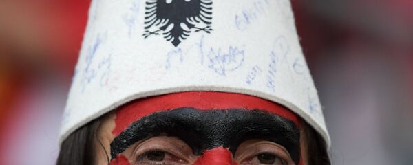 Albanac sa kečetom i grbom Albanije Albanac sa kečetom i grbom Albanije - Sputnik Srbija