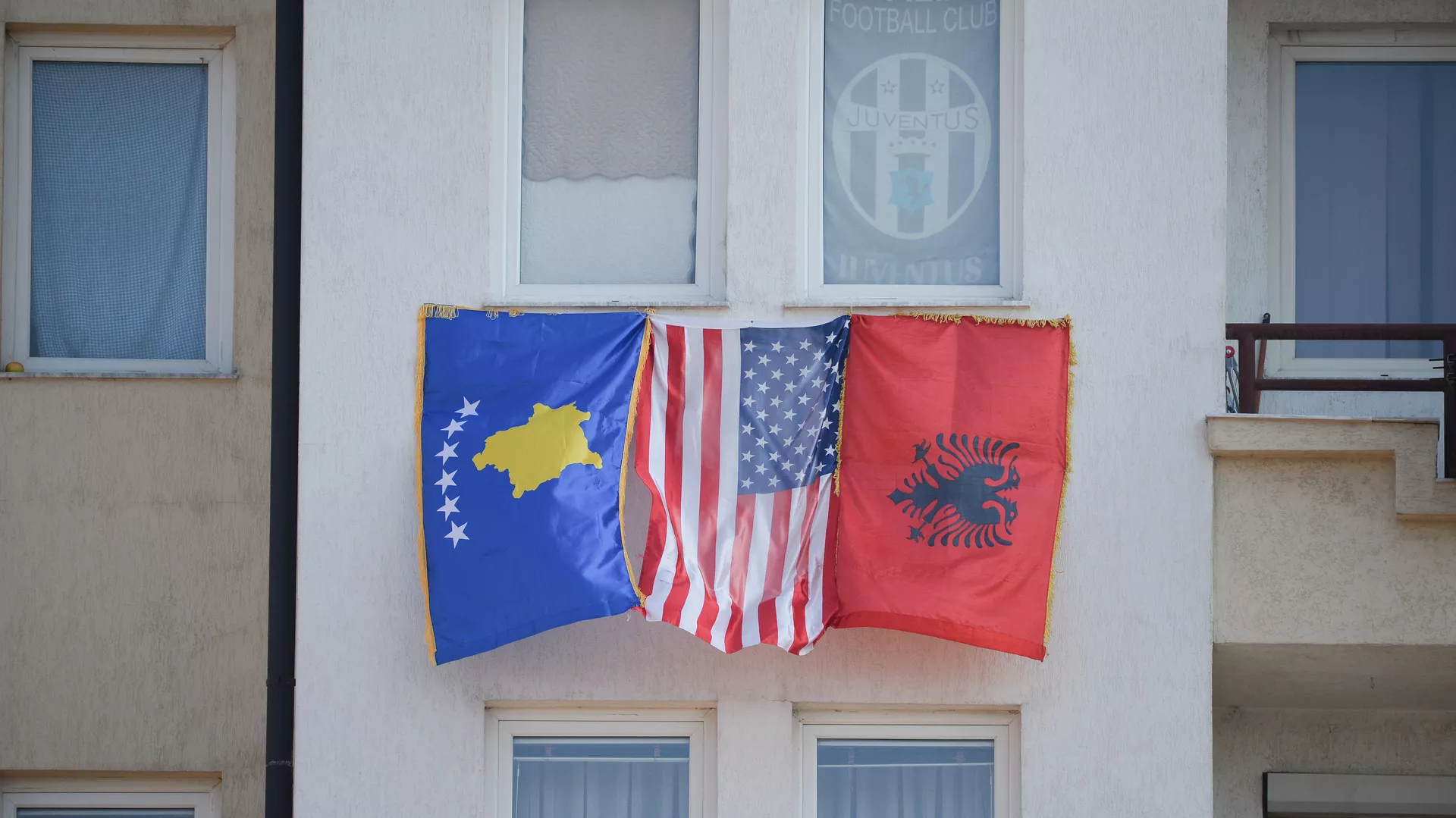 Zastave tzv. Kosova, SAD i Albanije u Prištini - Sputnik Srbija, 1920, 05.10.2023