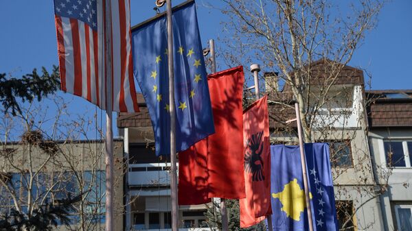 Zastave tzv. Kosova,EU,  SAD i Albanije u Prištini - Sputnik Srbija